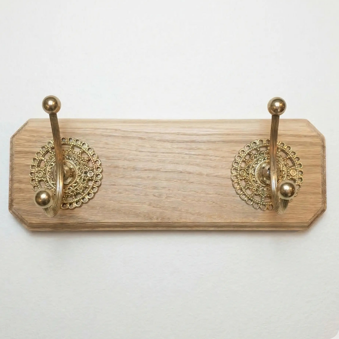 Patère murale en bois clair avec crochets dorés stylés - TokoLausanne