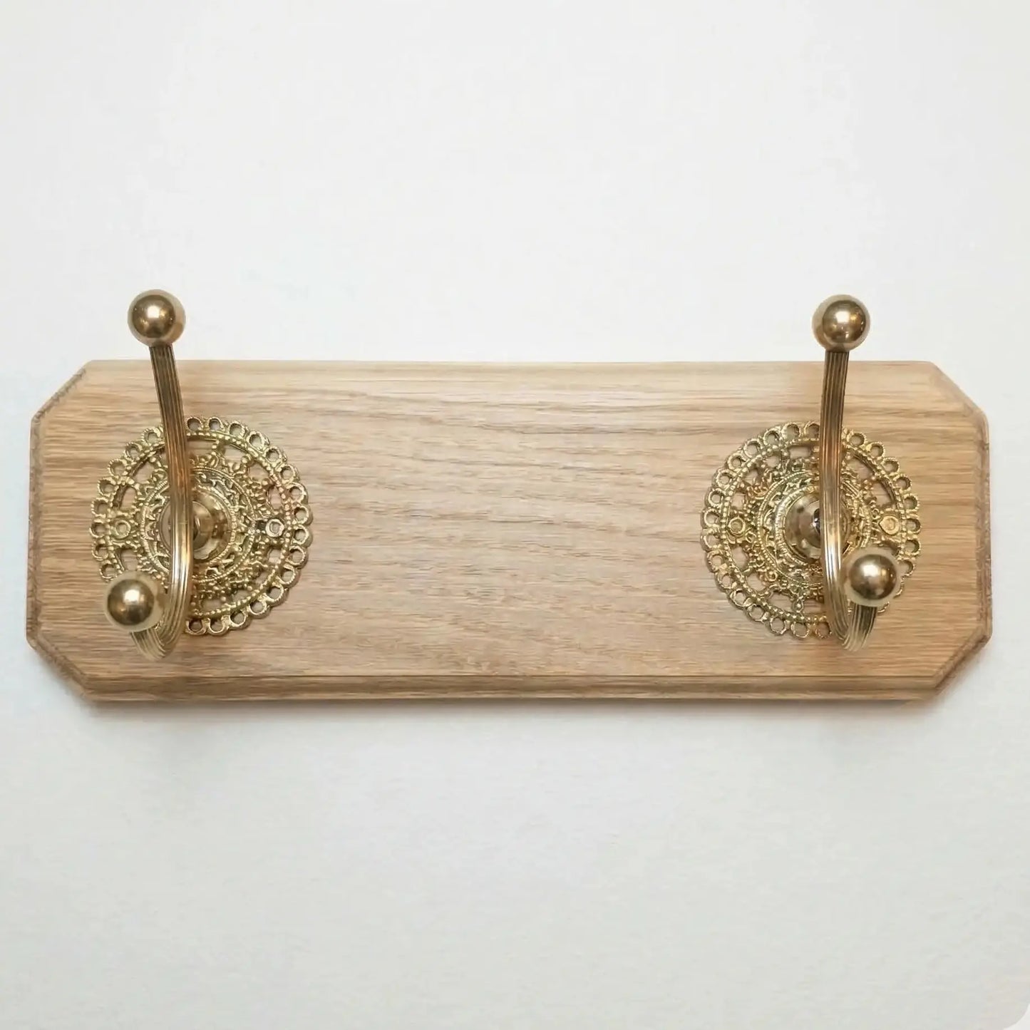 Patère murale en bois clair avec crochets dorés stylés - TokoLausanne