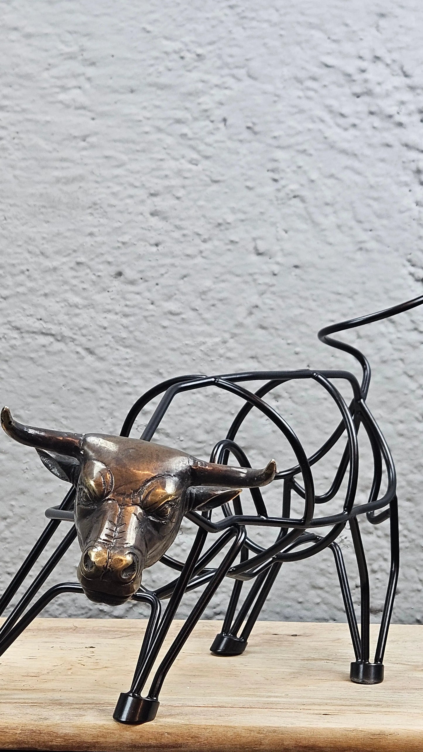 Sculpture taureau en bronze sur fil! Tokolausanne
