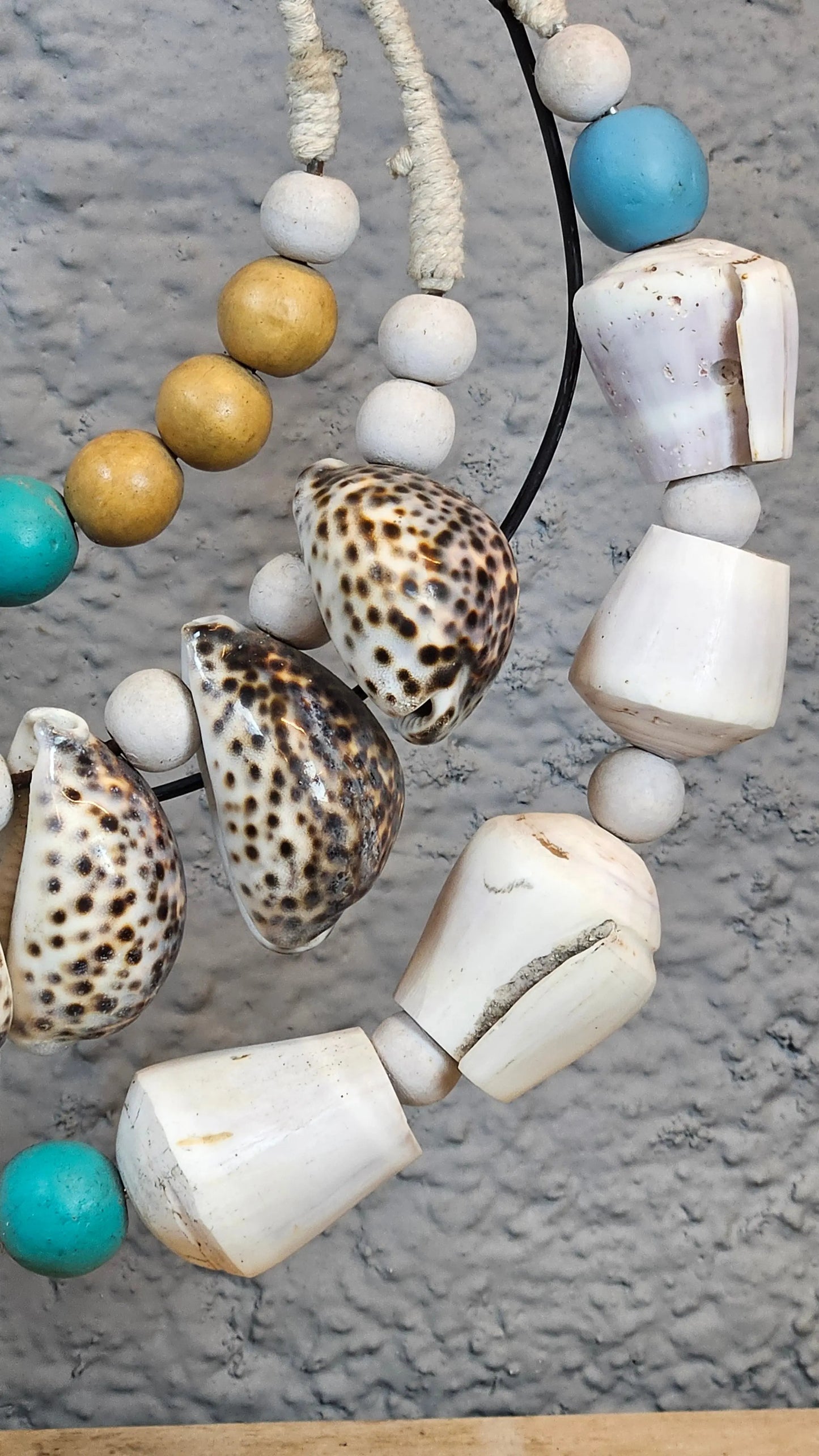 Collier décoratif en coquillages sur présentoir - Pièce d'art ethnique