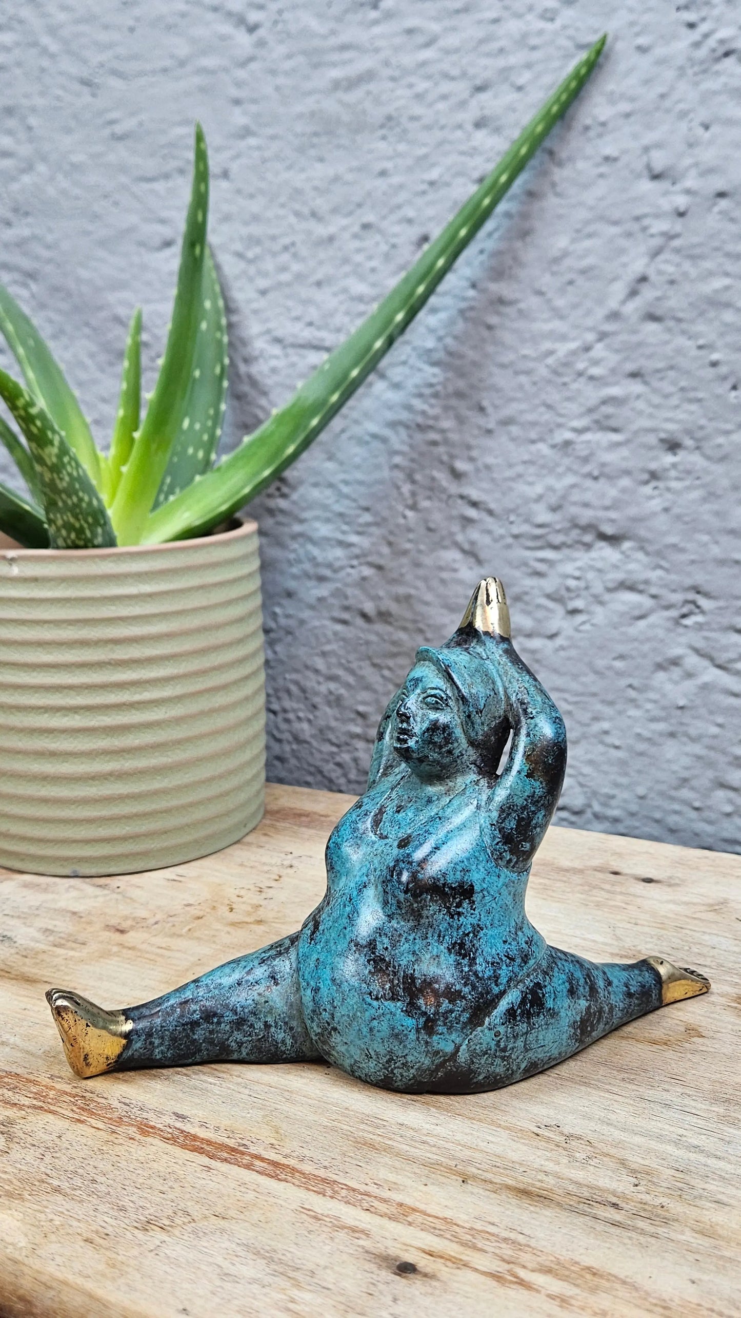 Statuette en bronze femme qui fait de la gym Tokolausanne