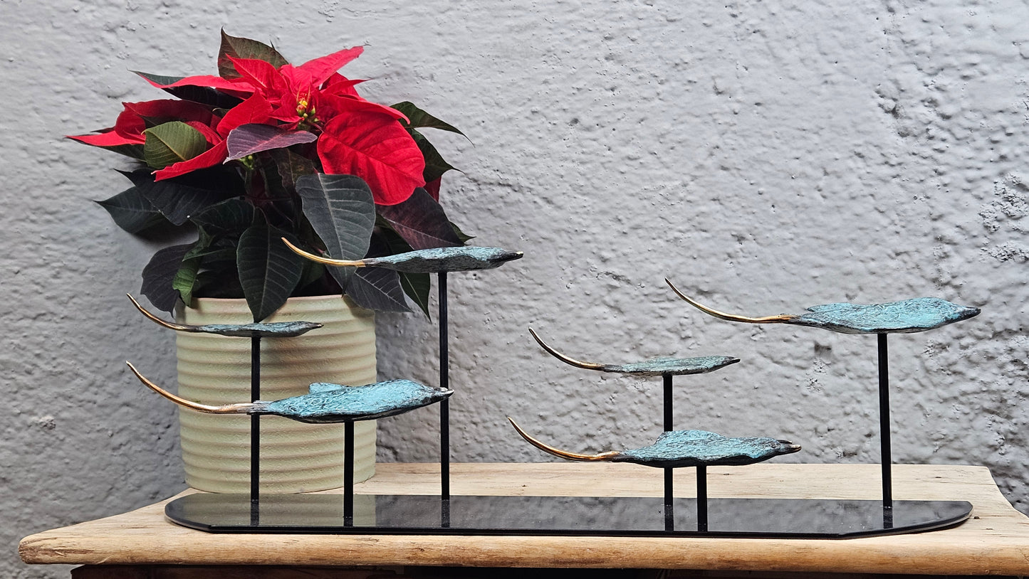 Sculpture en Bronze : Banc de Raies Manta en Vol Tokolausanne