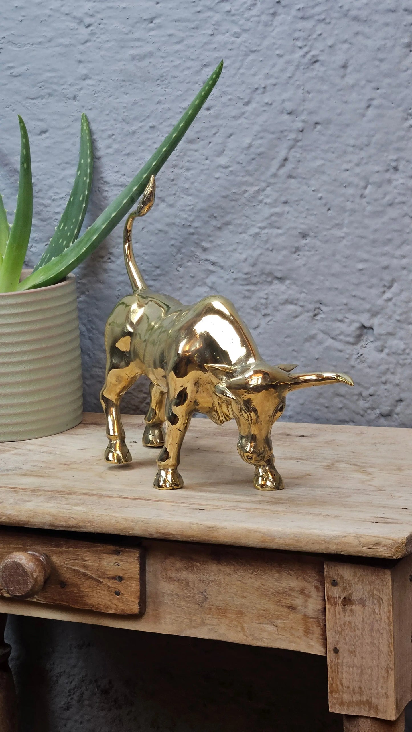 Taureau Décoratif en Bronze - Statue Élégante Dorée Tokolausanne