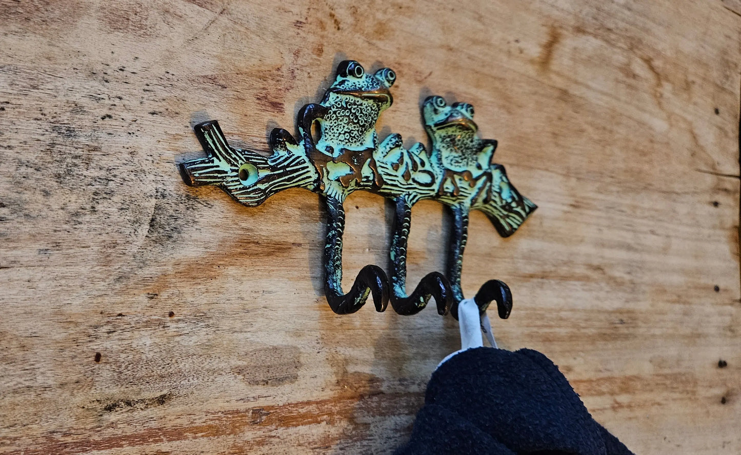 Patère Murale Grenouilles sur Branche - Crochet Vintage Bronze Vert Antique Tokolausanne
