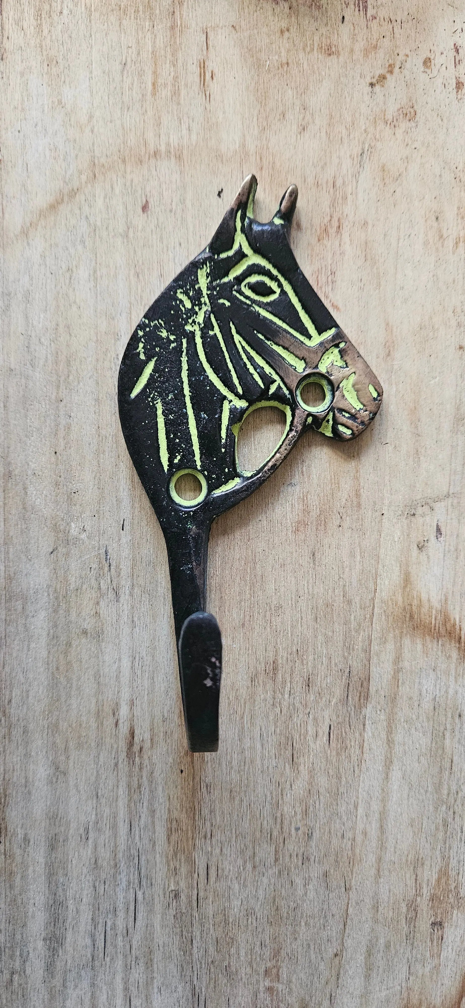 Patère Vintage Tête de Cheval - Décoration Ethnique en Métal Noir et Jaune Tokolausanne