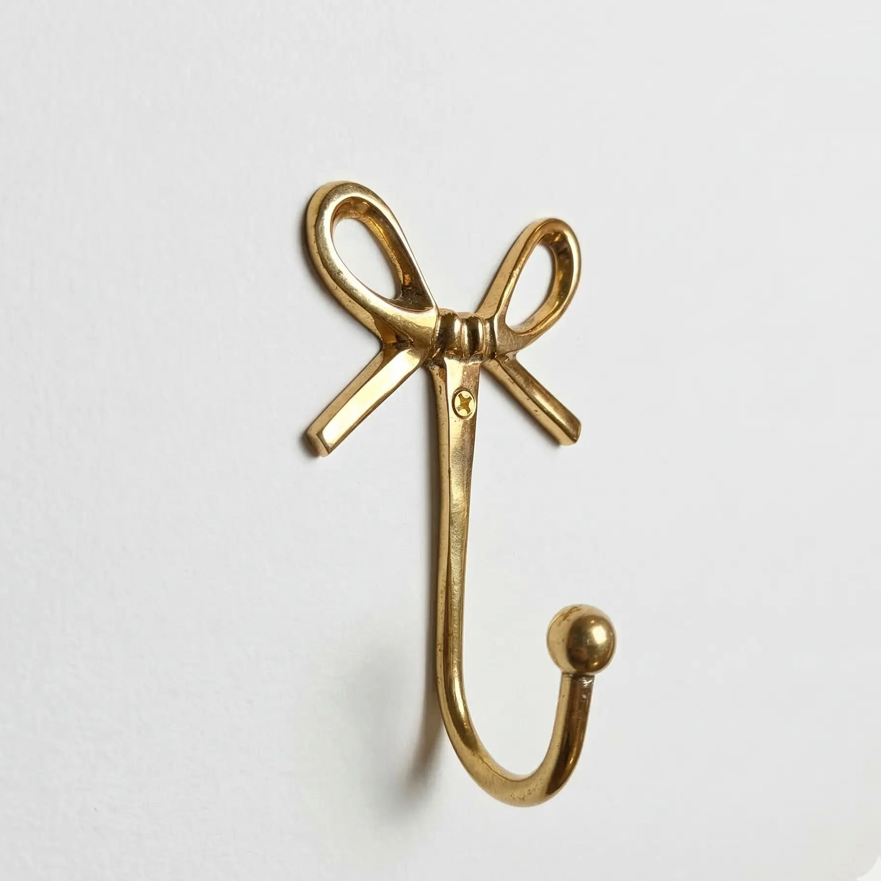 Crochet mural décoratif doré en forme de noeud - TokoLausanne