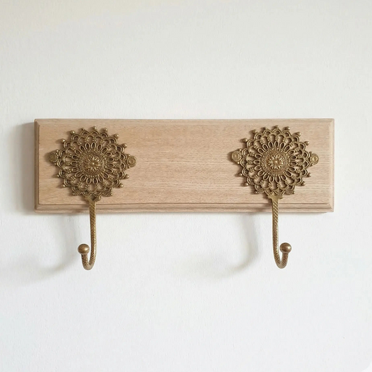 Porte-manteau mural vintage avec 2 crochets dorés, sur chêne - TokoLausanne