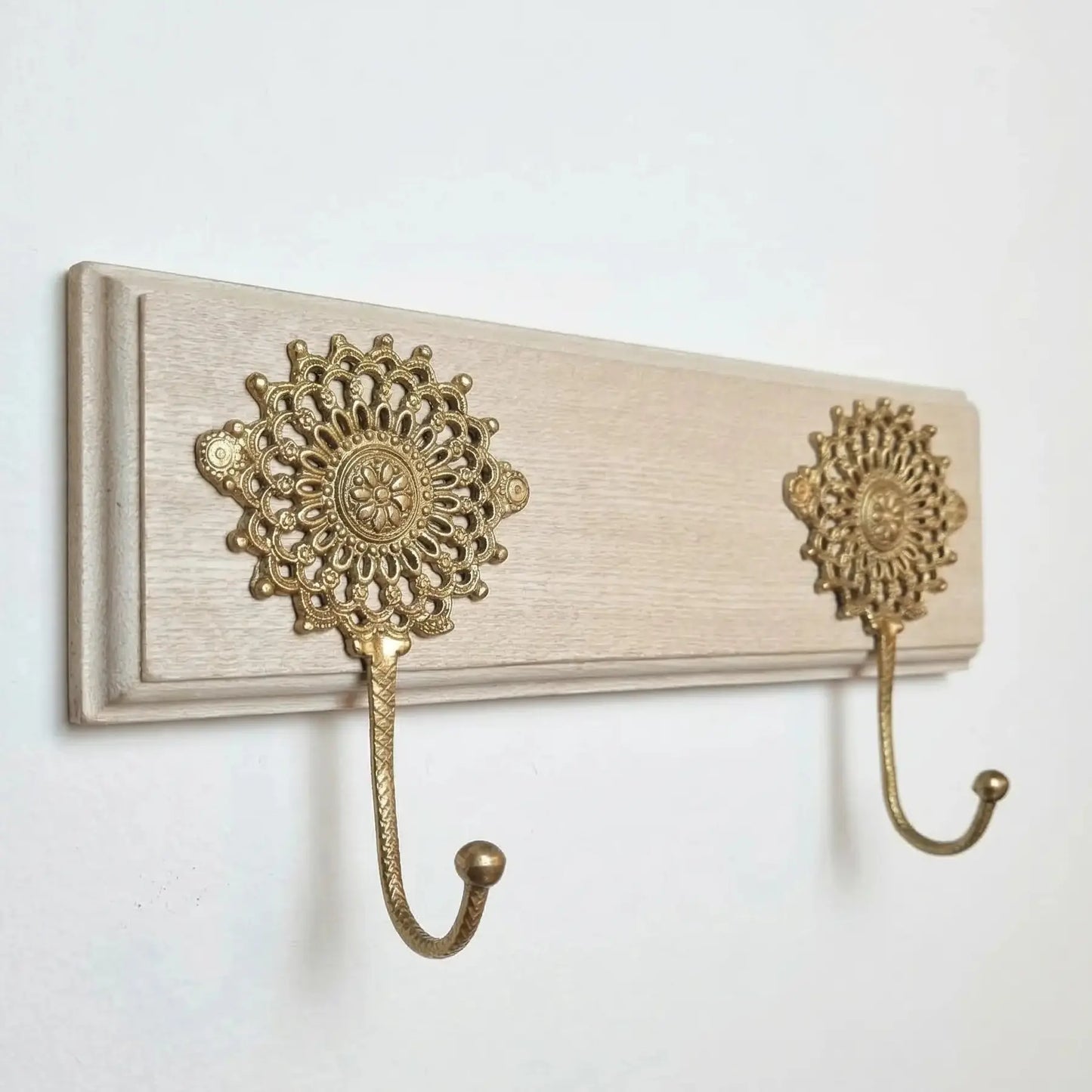 Porte-manteau mural vintage avec 2 crochets dorés, sur chêne - TokoLausanne