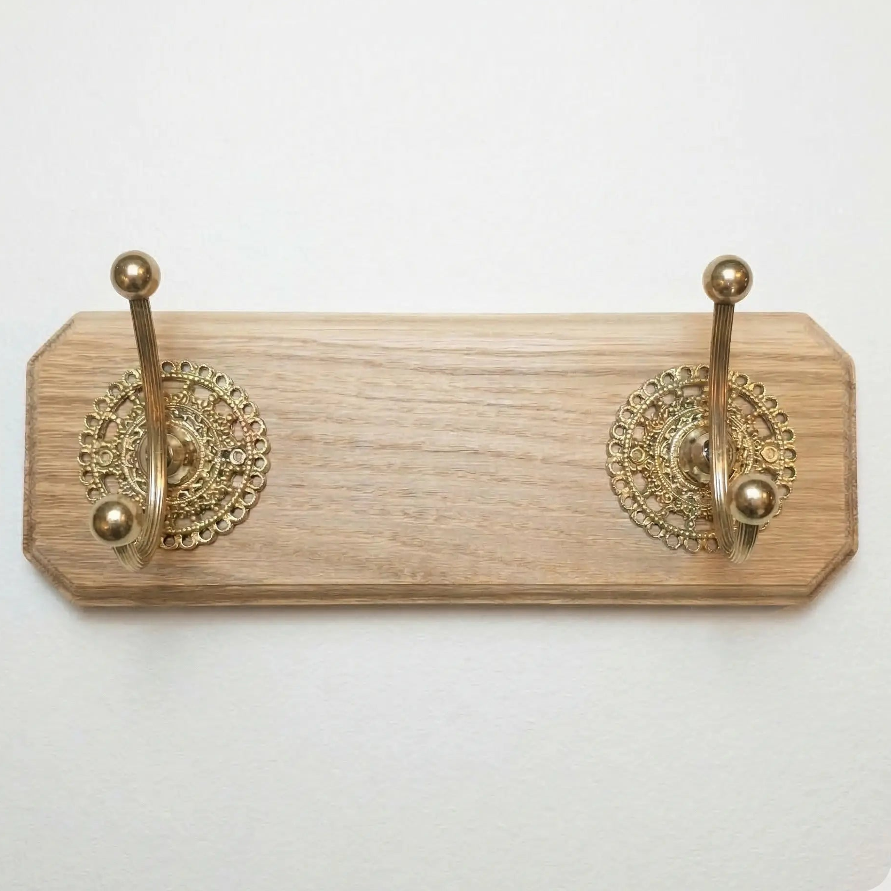 Patère murale en bois clair avec crochets dorés stylés - TokoLausanne