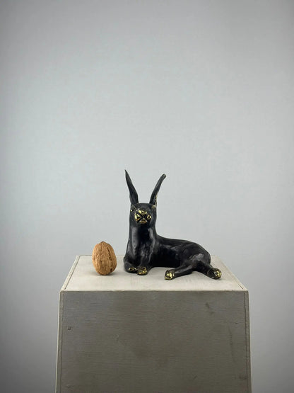 Lièvre noir et or en bronze TokoLausanne 