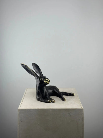 Lièvre noir et or en bronze TokoLausanne 