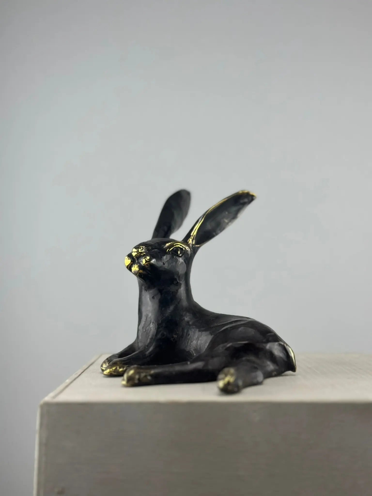 Lièvre noir et or en bronze TokoLausanne 
