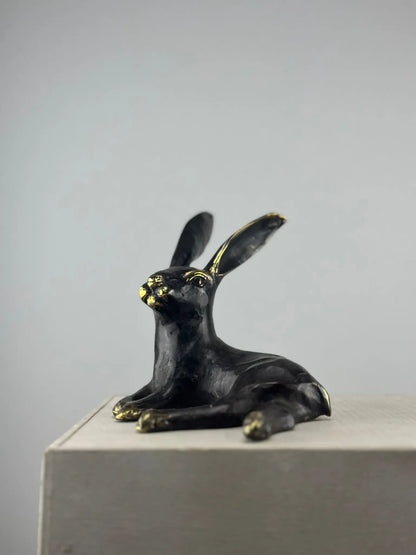 Lièvre noir et or en bronze TokoLausanne 