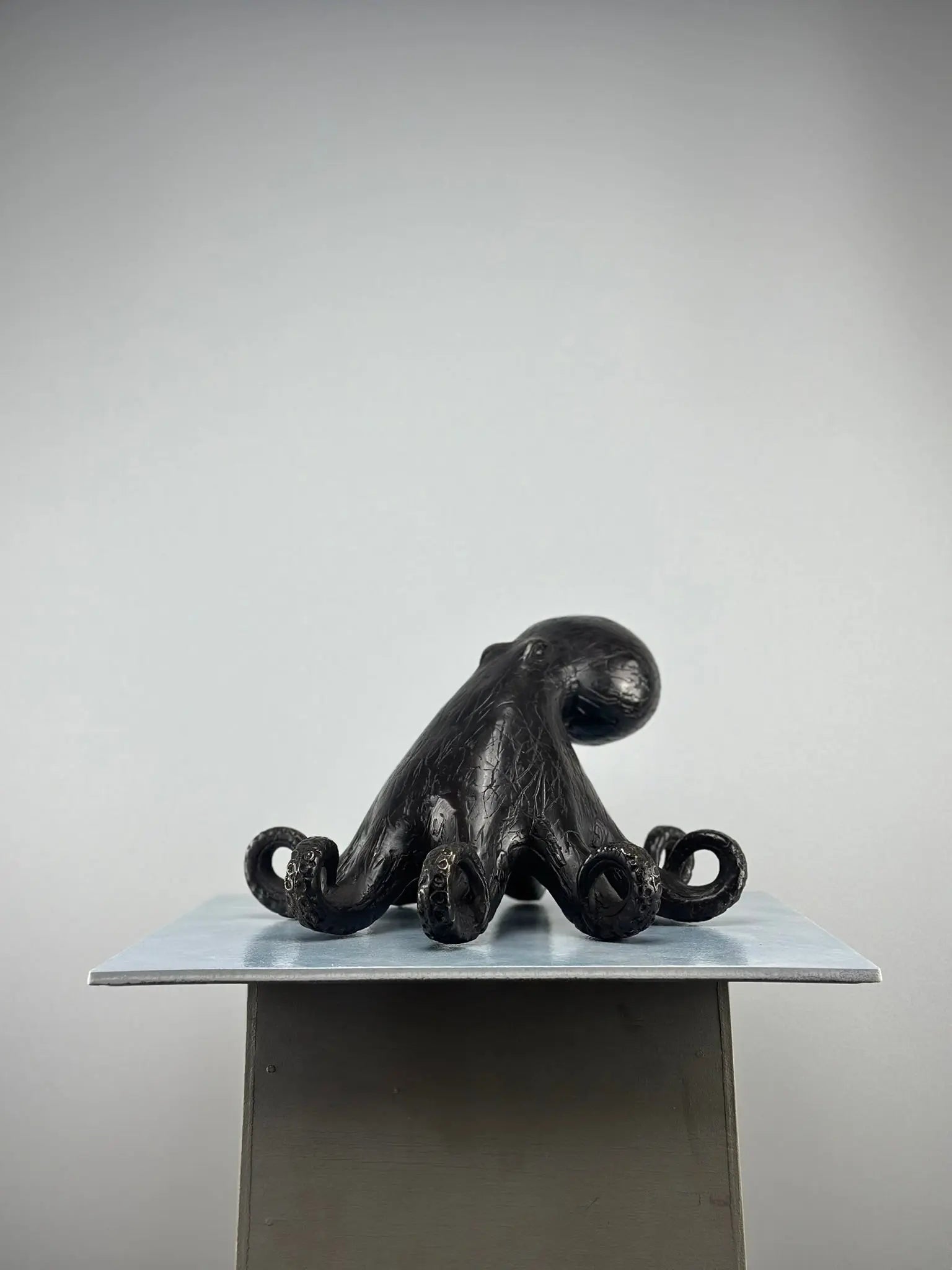 Sculpture de pieuvre stylisée en bronze patiné TokoLausanne 