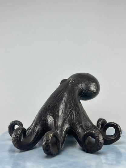 Sculpture de pieuvre stylisée en bronze patiné TokoLausanne 