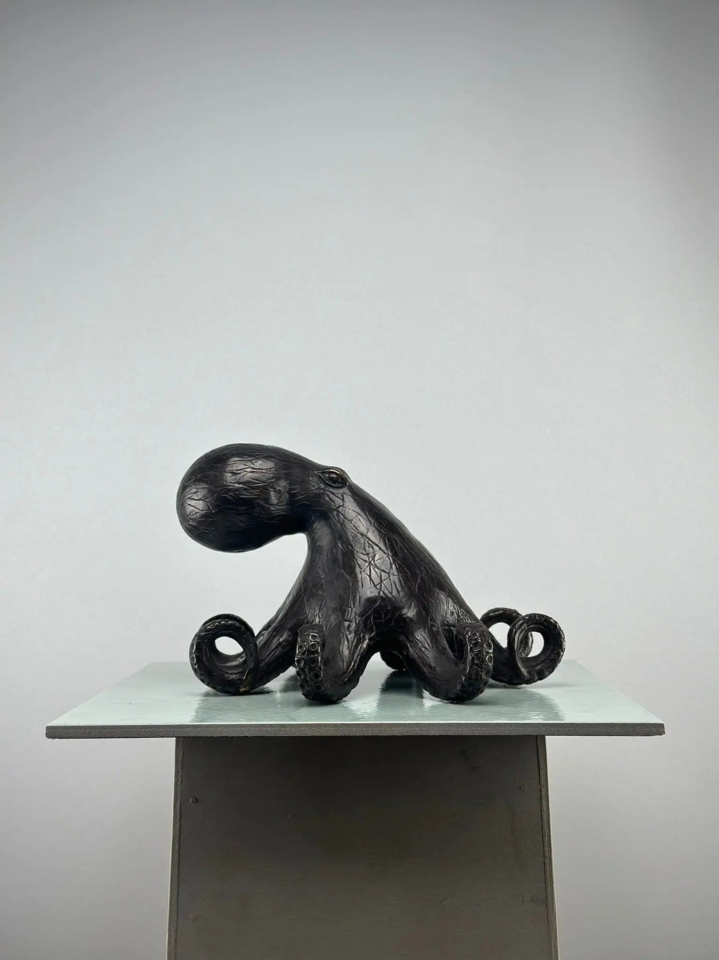 Sculpture de pieuvre stylisée en bronze patiné TokoLausanne 