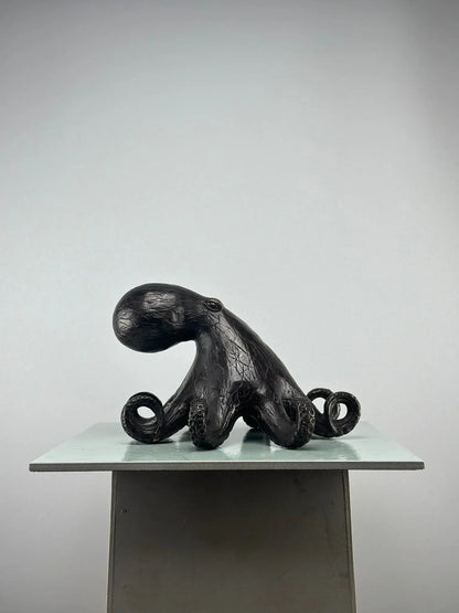 Sculpture de pieuvre stylisée en bronze patiné TokoLausanne 