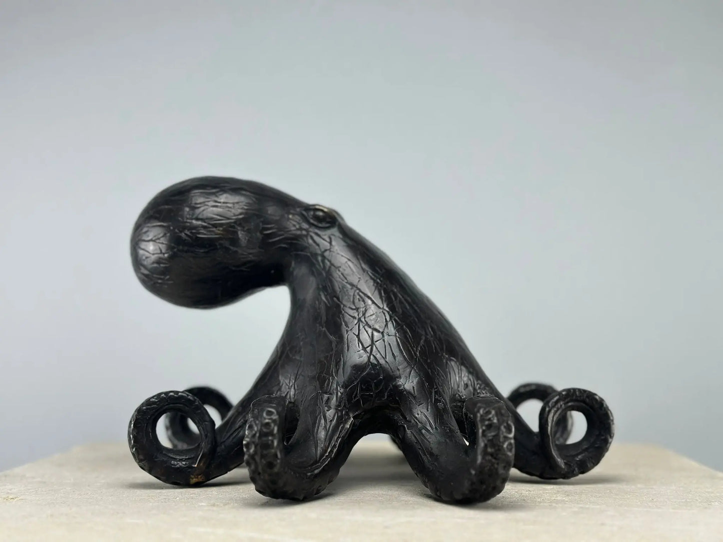 Sculpture de pieuvre stylisée en bronze patiné TokoLausanne 