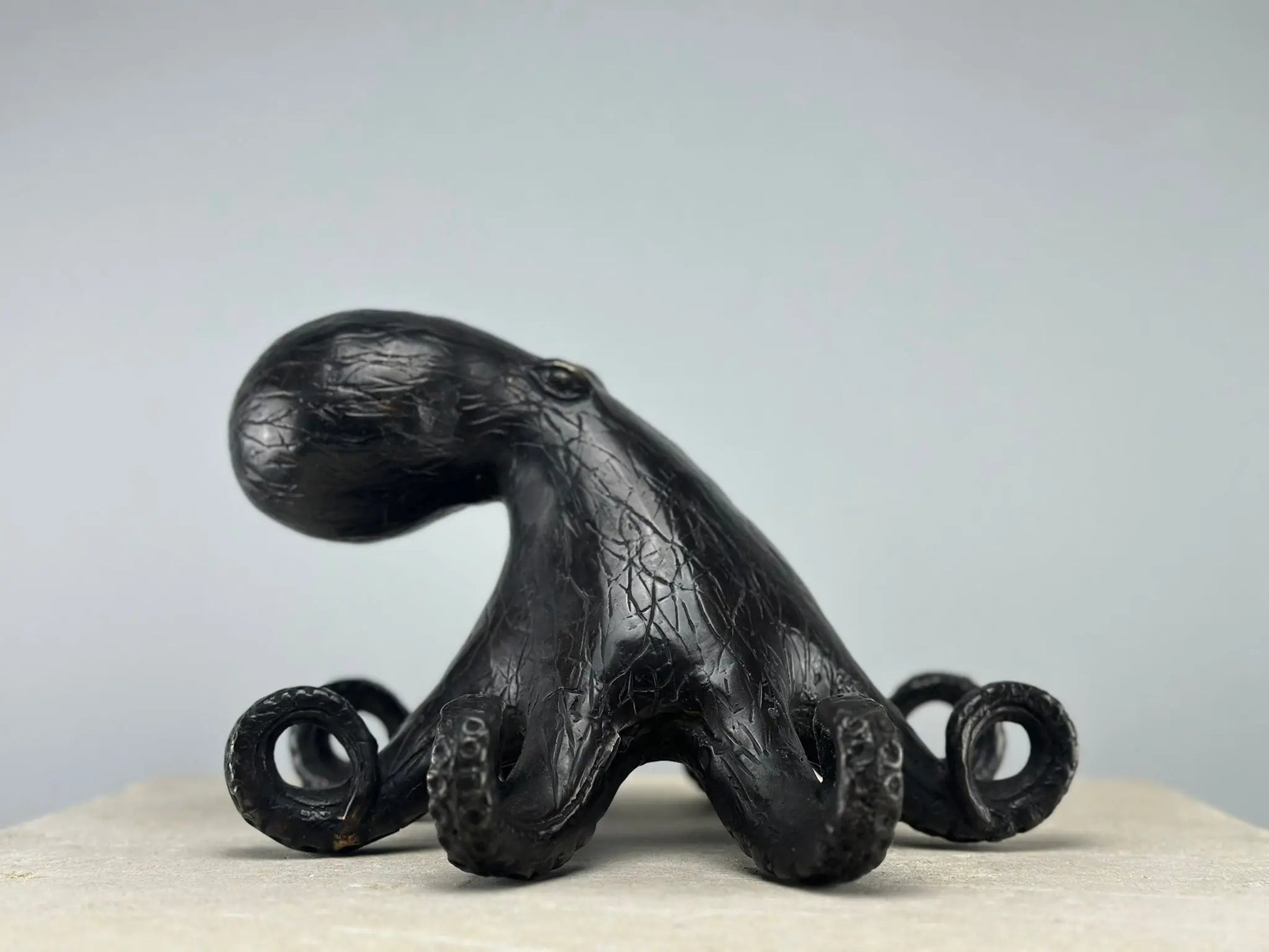 Sculpture de pieuvre stylisée en bronze patiné TokoLausanne 