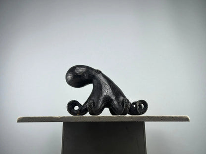 Sculpture de pieuvre stylisée en bronze patiné TokoLausanne 