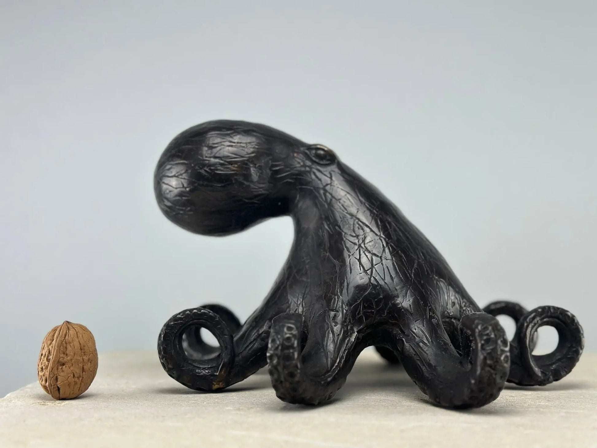 Sculpture de pieuvre stylisée en bronze patiné TokoLausanne 