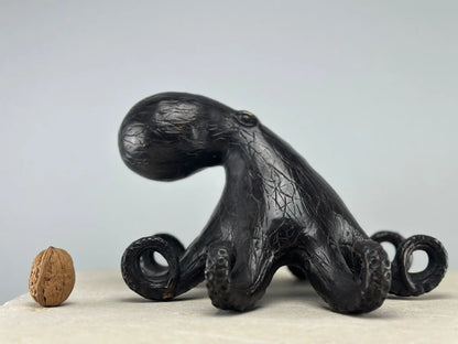 Sculpture de pieuvre stylisée en bronze patiné TokoLausanne 