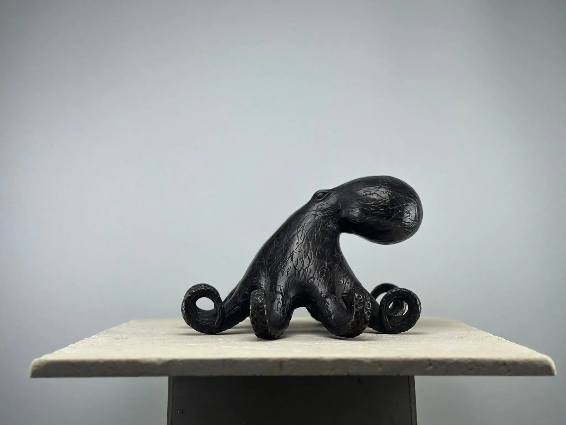 Sculpture de pieuvre stylisée en bronze patiné TokoLausanne 