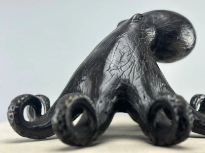 Sculpture de pieuvre stylisée en bronze patiné TokoLausanne 