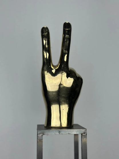 Sculpture Main de la Victoire en Bronze Doré TokoLausanne 