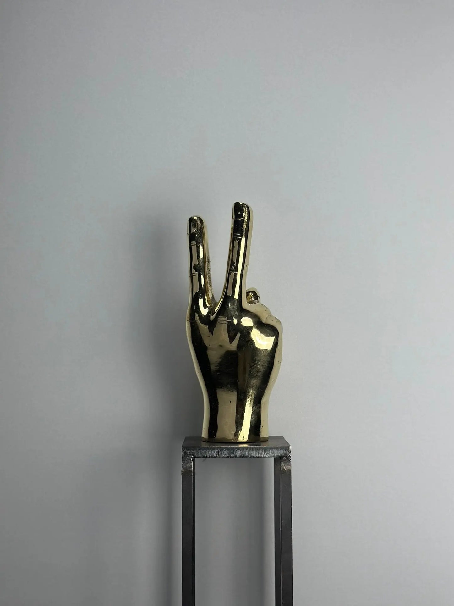 Sculpture Main de la Victoire en Bronze Doré TokoLausanne 