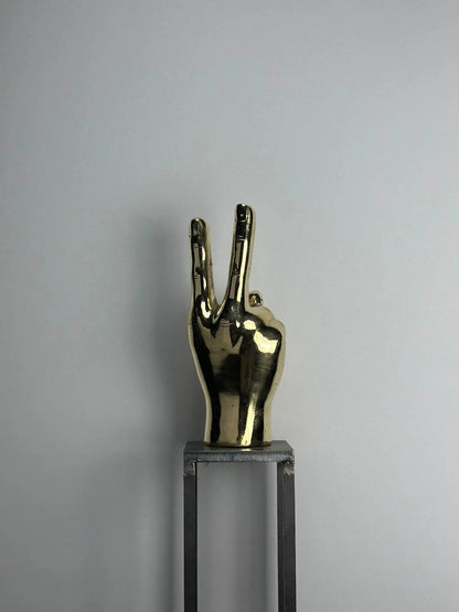 Sculpture Main de la Victoire en Bronze Doré TokoLausanne 