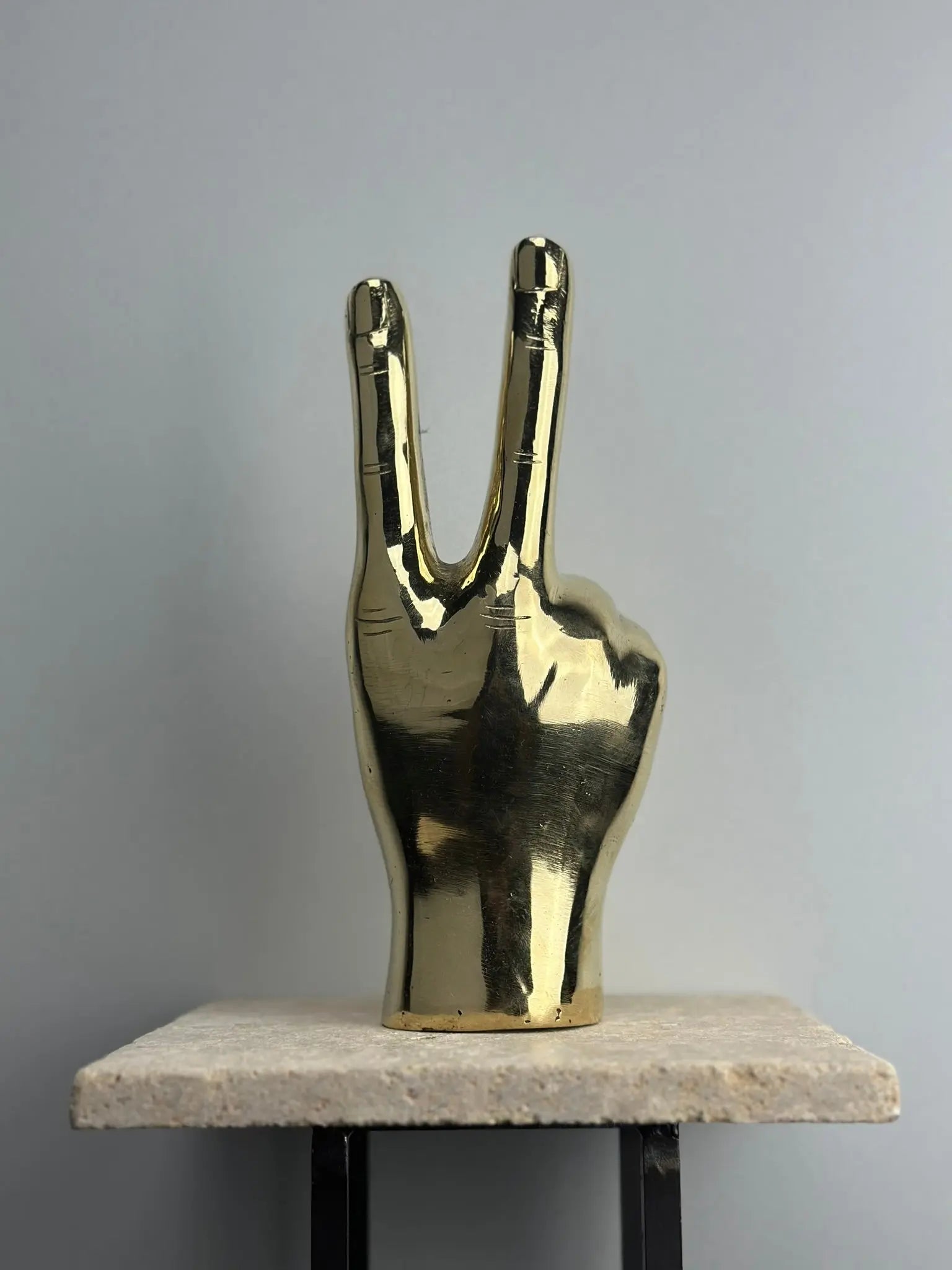 Sculpture Main de la Victoire en Bronze Doré TokoLausanne 