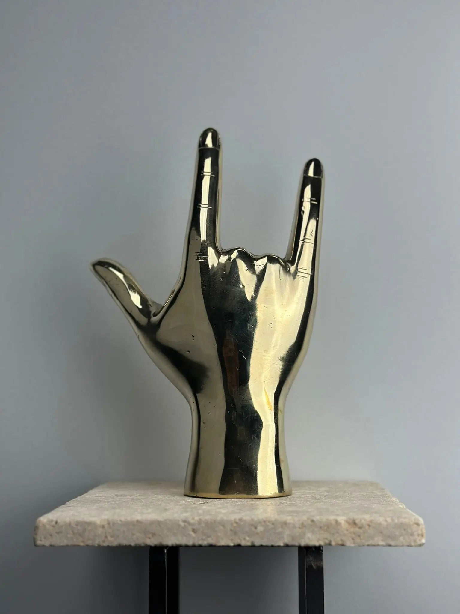 Sculpture de main "Je t'aime" en bronze doré TokoLausanne 