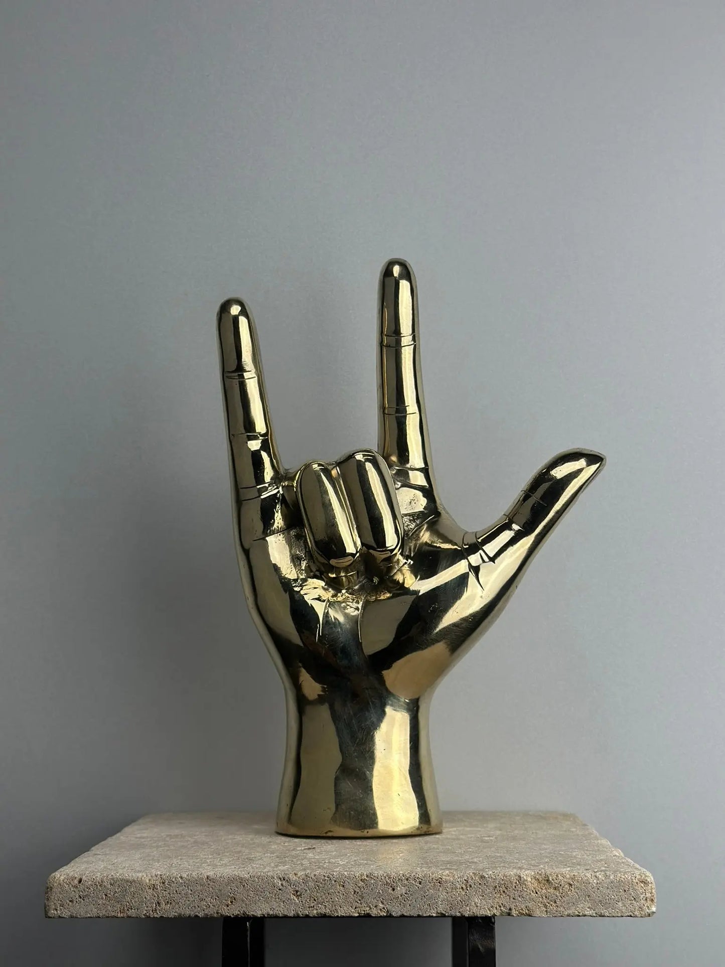Sculpture de main "Je t'aime" en bronze doré TokoLausanne 