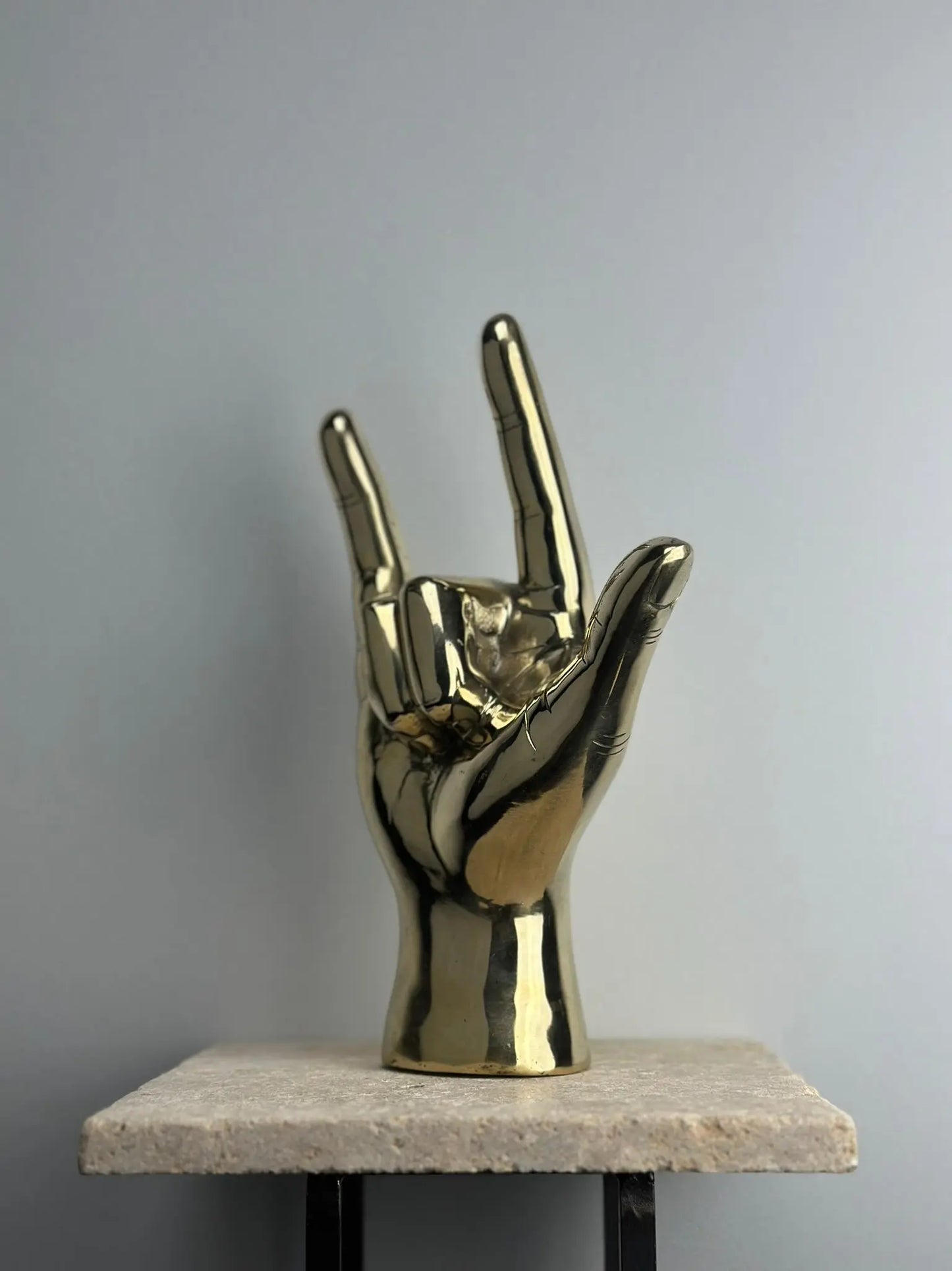 Sculpture de main "Je t'aime" en bronze doré TokoLausanne 