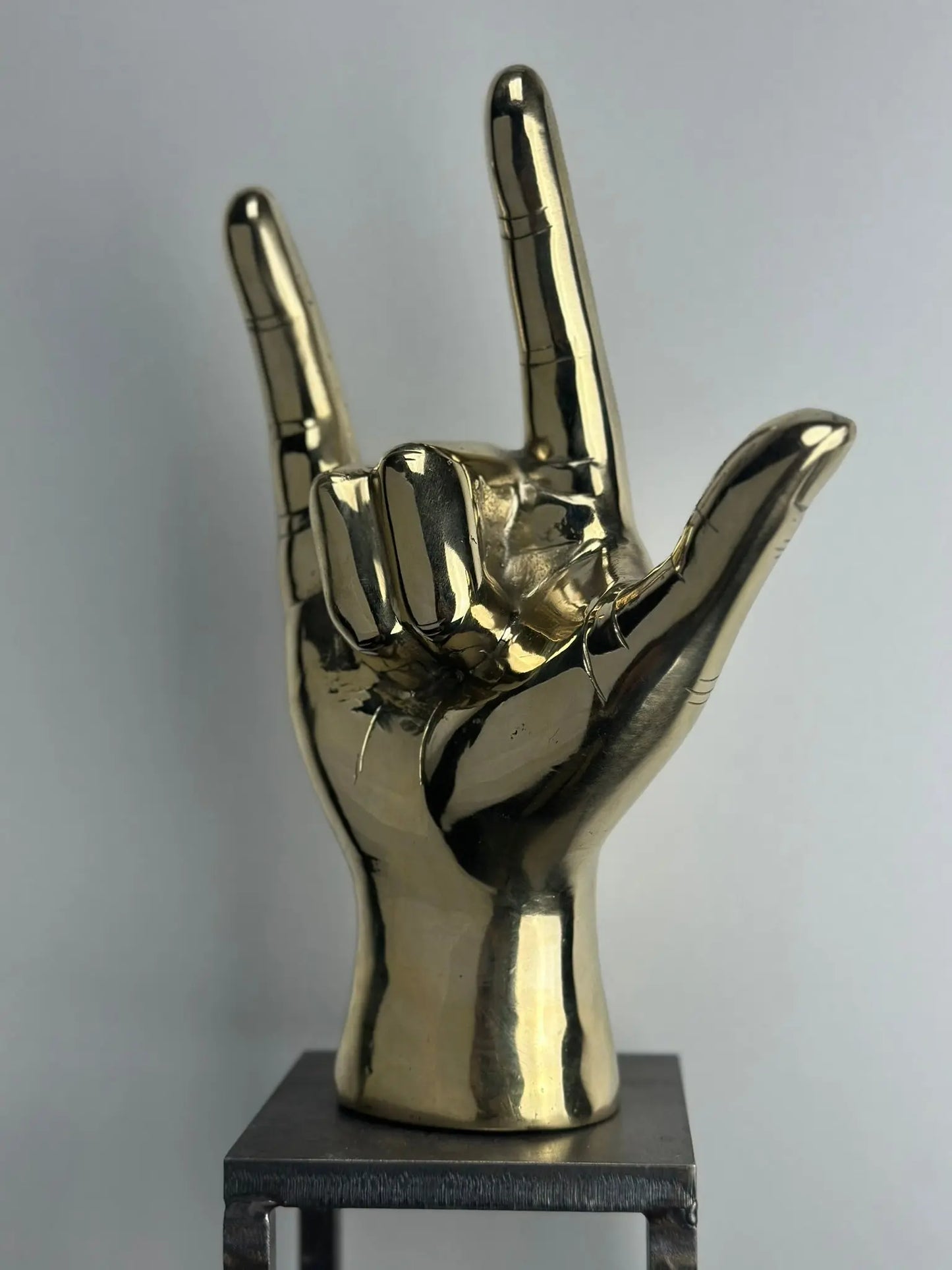 Sculpture de main "Je t'aime" en bronze doré TokoLausanne 