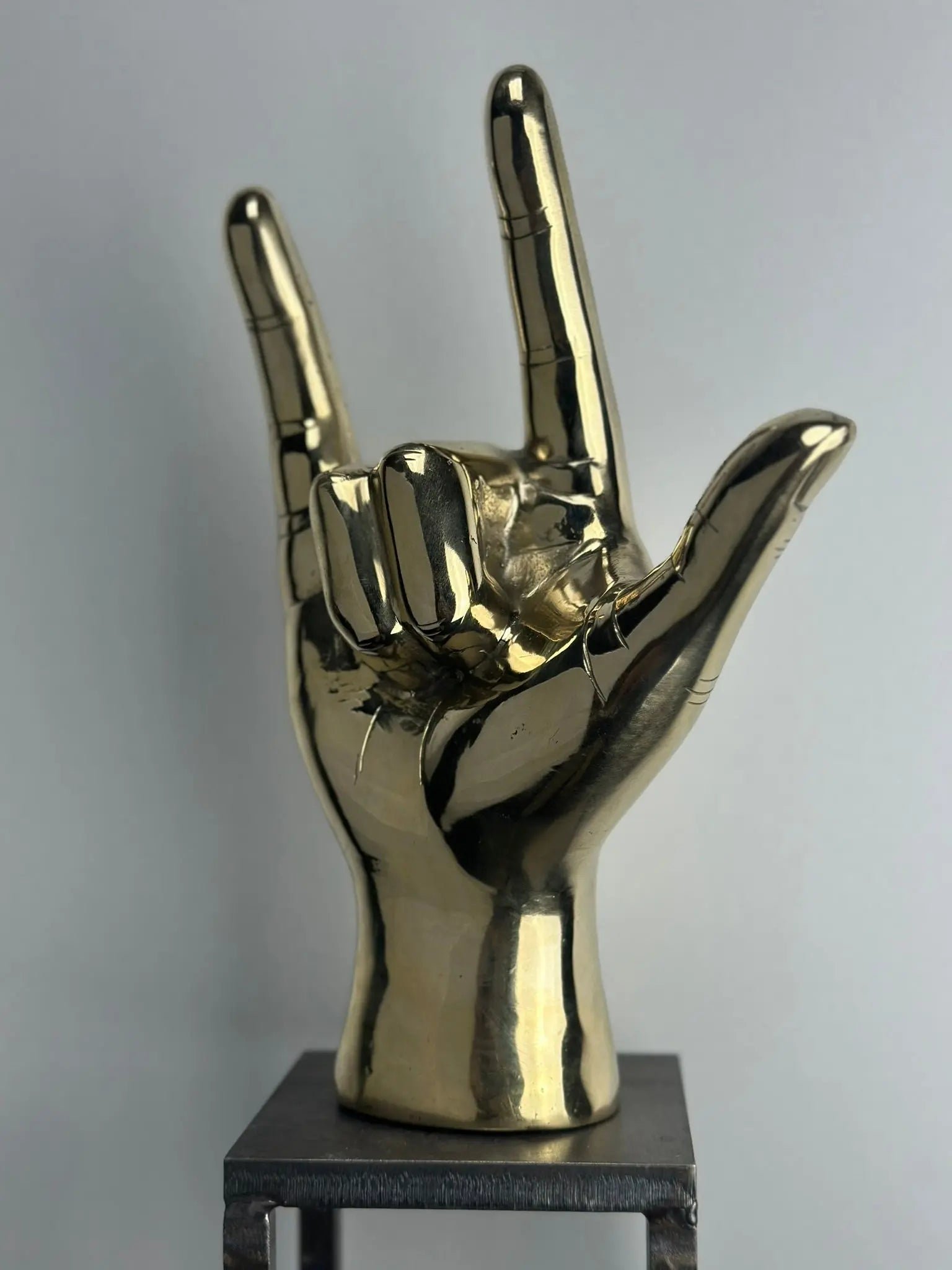 Sculpture de main "Je t'aime" en bronze doré TokoLausanne 