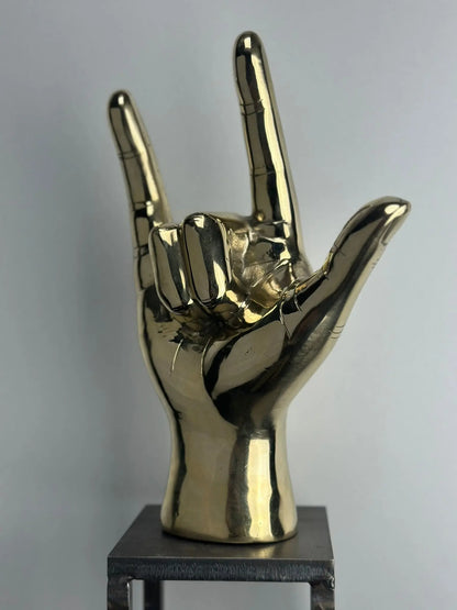 Sculpture de main "Je t'aime" en bronze doré TokoLausanne 