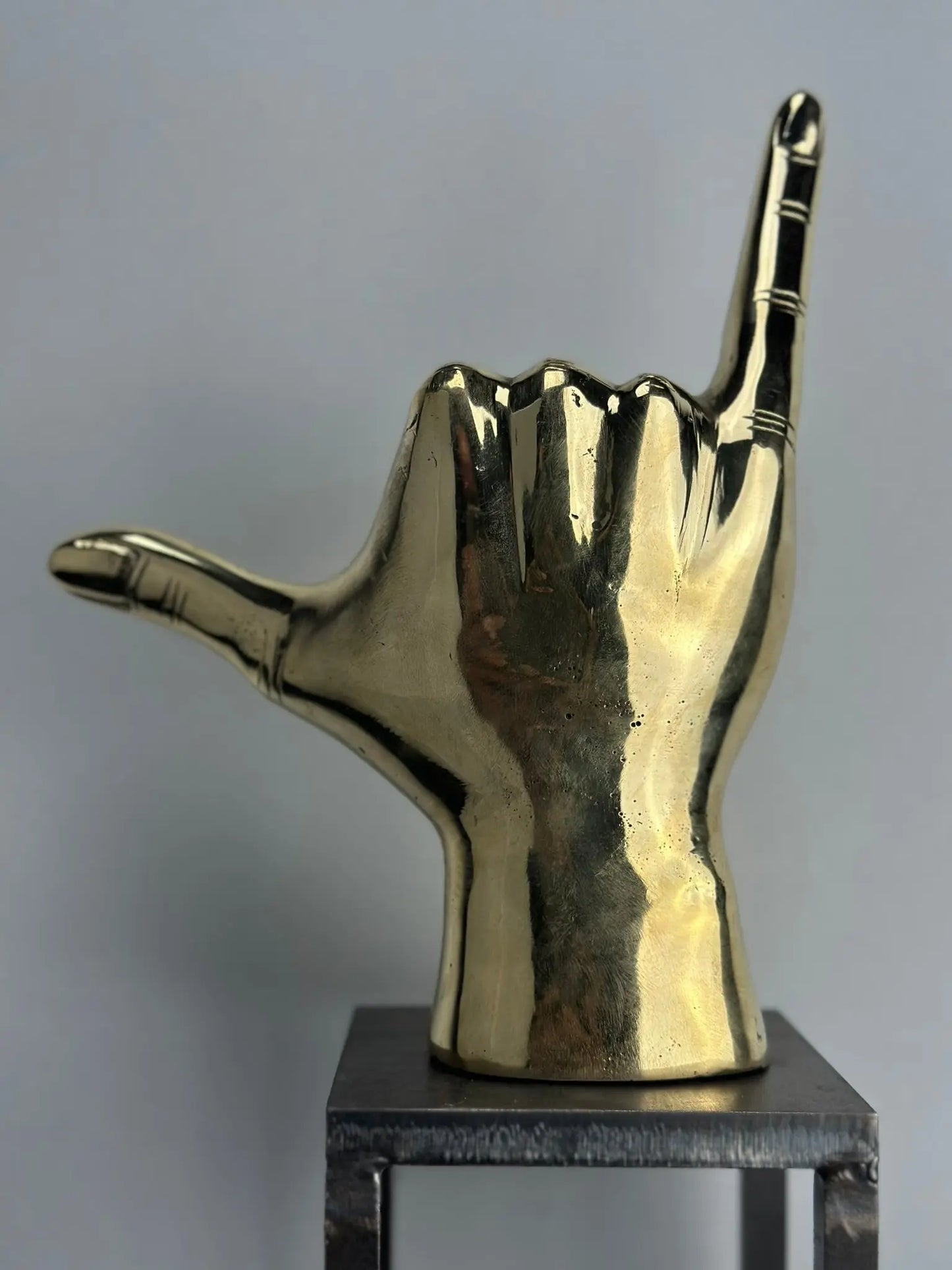 Sculpture de Main Shaka en Bronze Doré TokoLausanne 