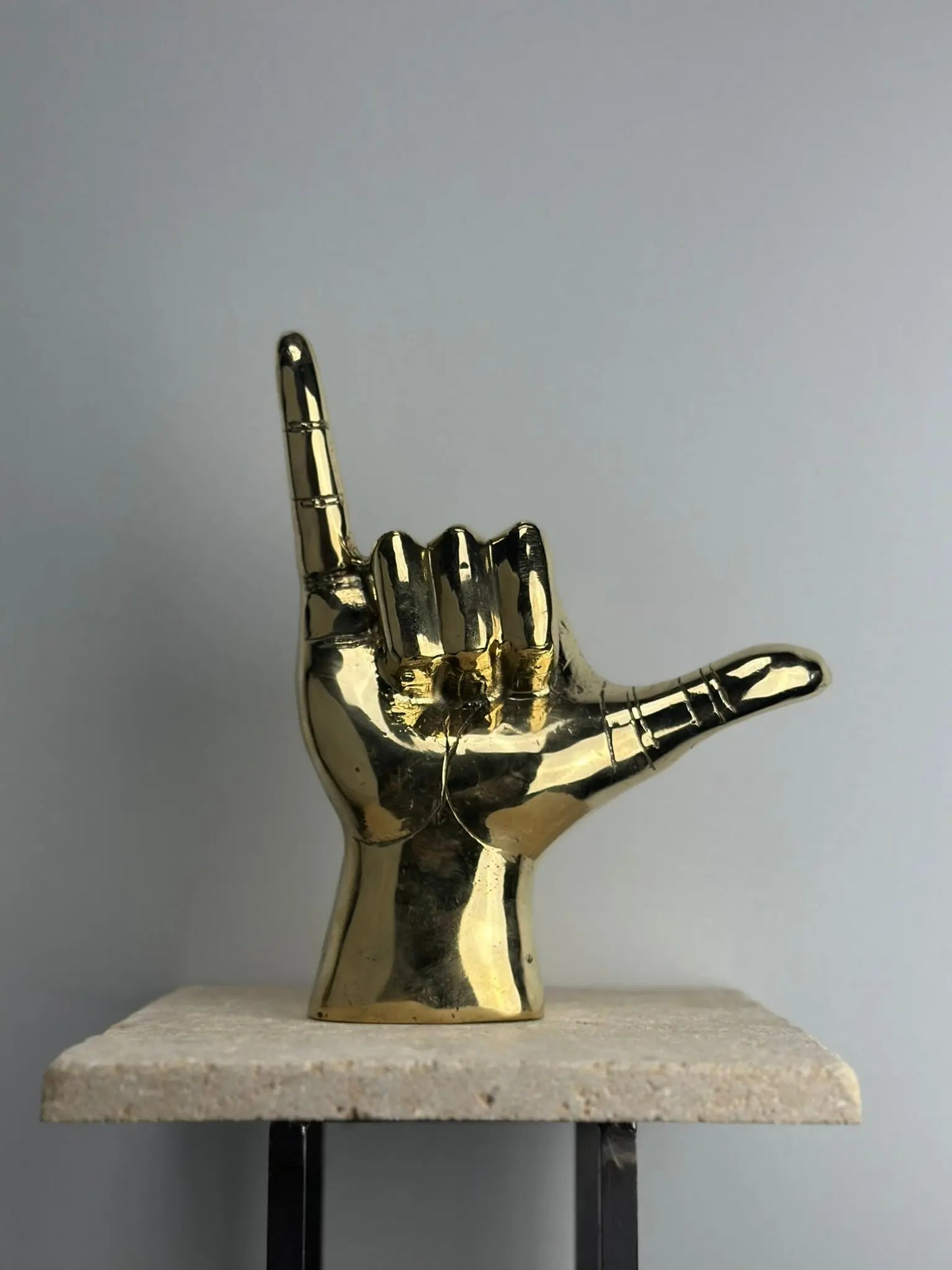 Sculpture de Main Shaka en Bronze Doré TokoLausanne 
