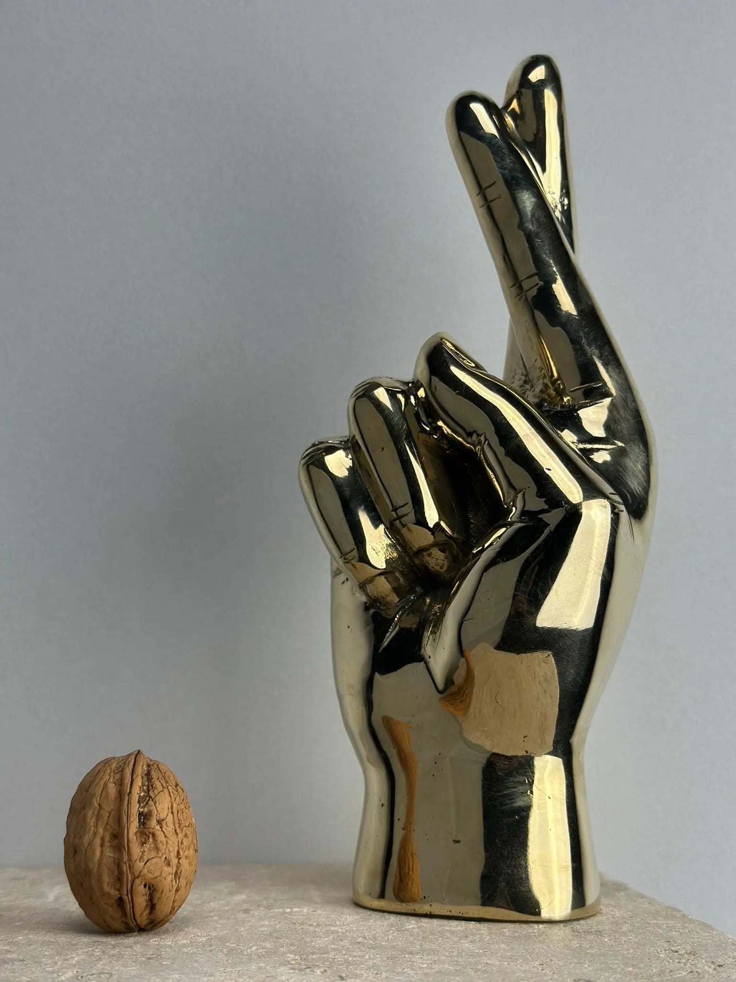 Sculpture de Main Doigts Croisés en Bronze Doré TokoLausanne 