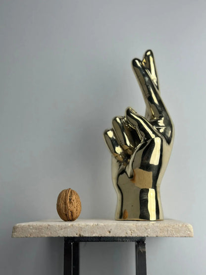 Sculpture de Main Doigts Croisés en Bronze Doré TokoLausanne 