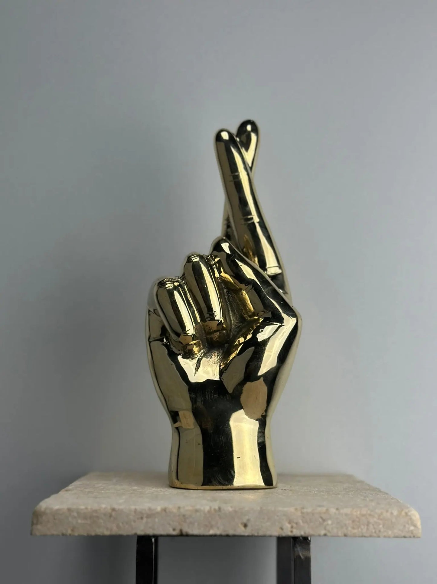 Sculpture de Main Doigts Croisés en Bronze Doré TokoLausanne 