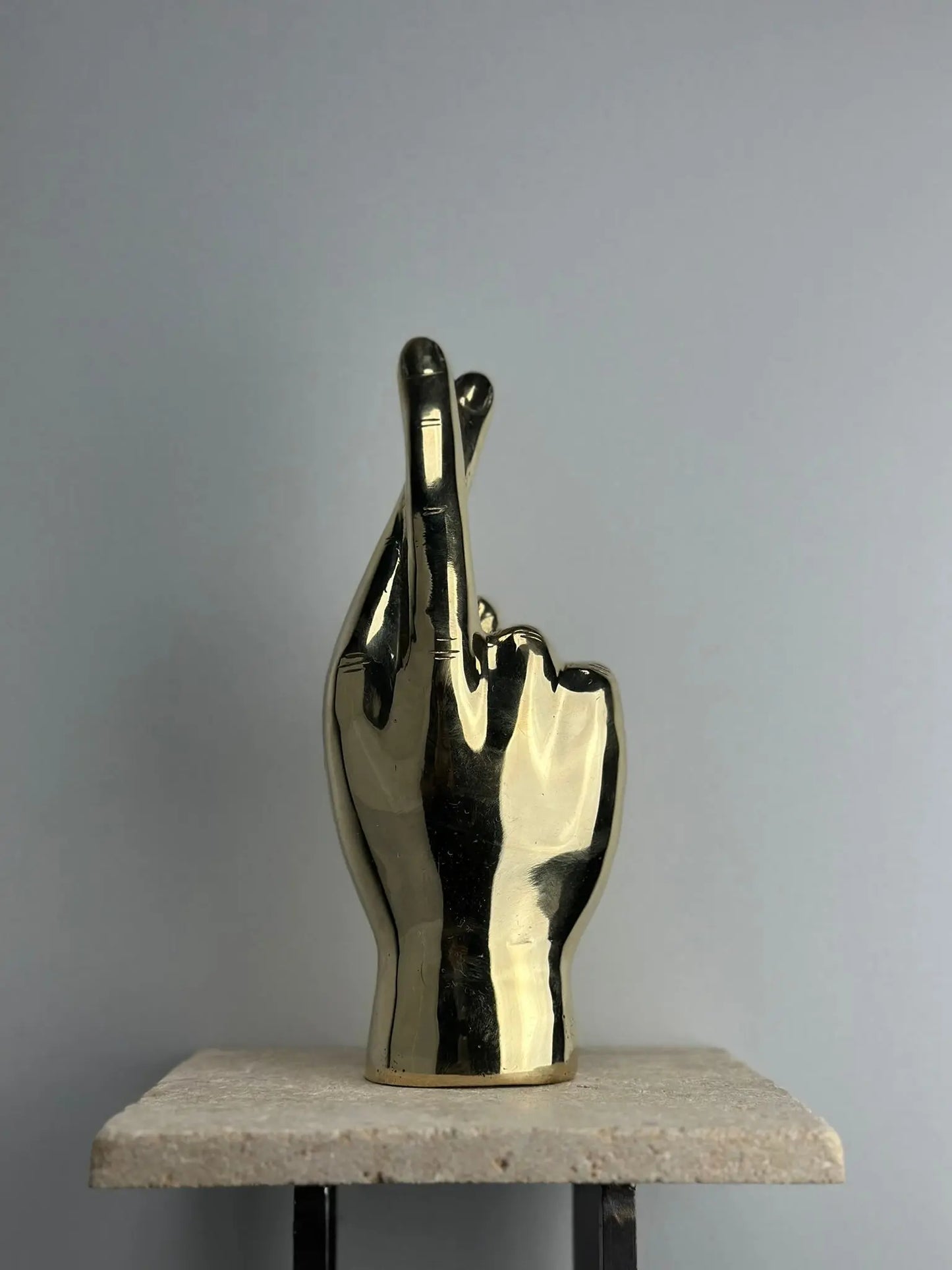 Sculpture de Main Doigts Croisés en Bronze Doré TokoLausanne 