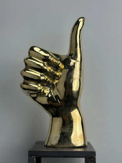 Sculpture de main pouce levé en bronze doré TokoLausanne 