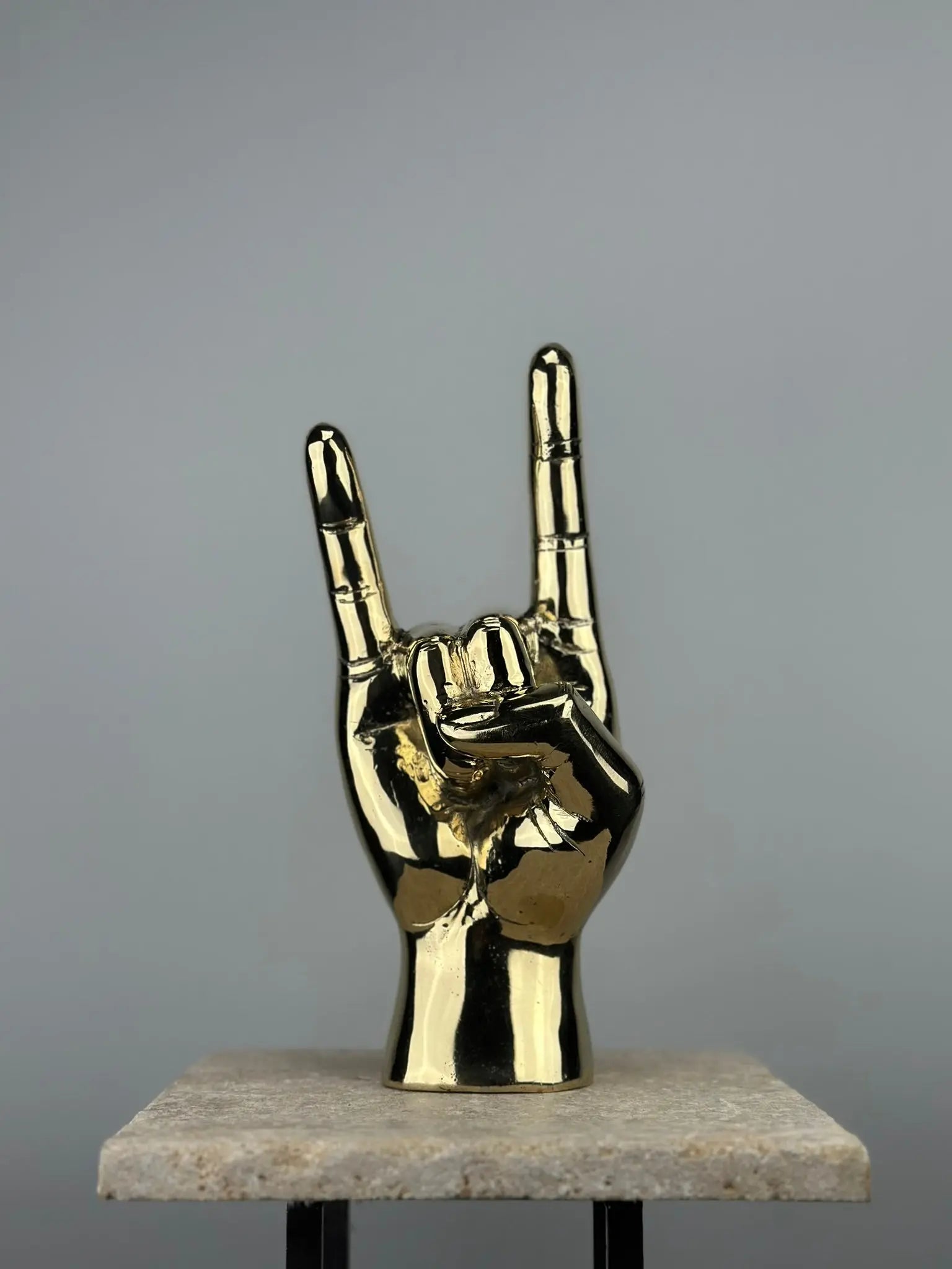 Sculpture de main rock en bronze doré TokoLausanne 