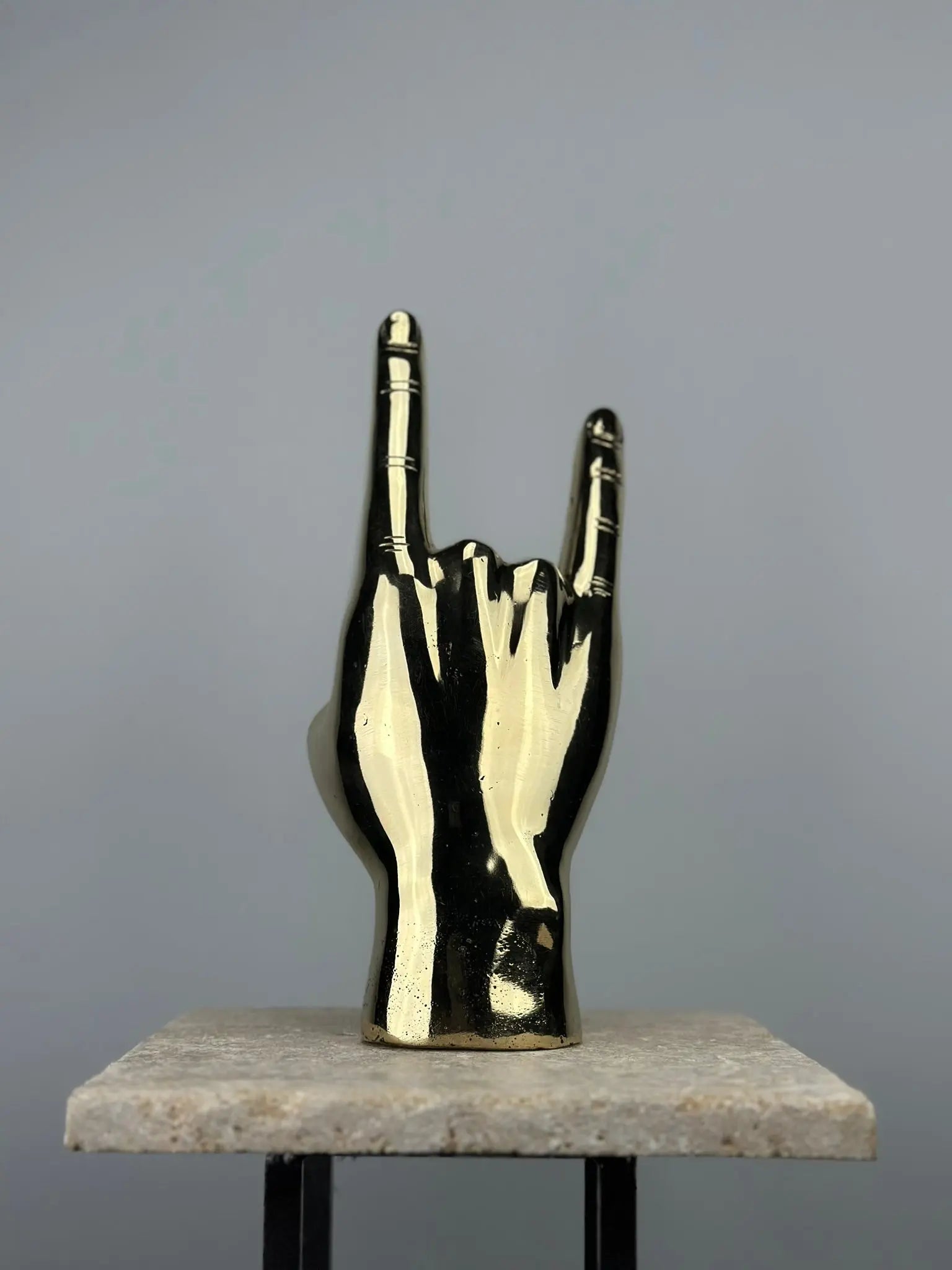 Sculpture de main rock en bronze doré TokoLausanne 