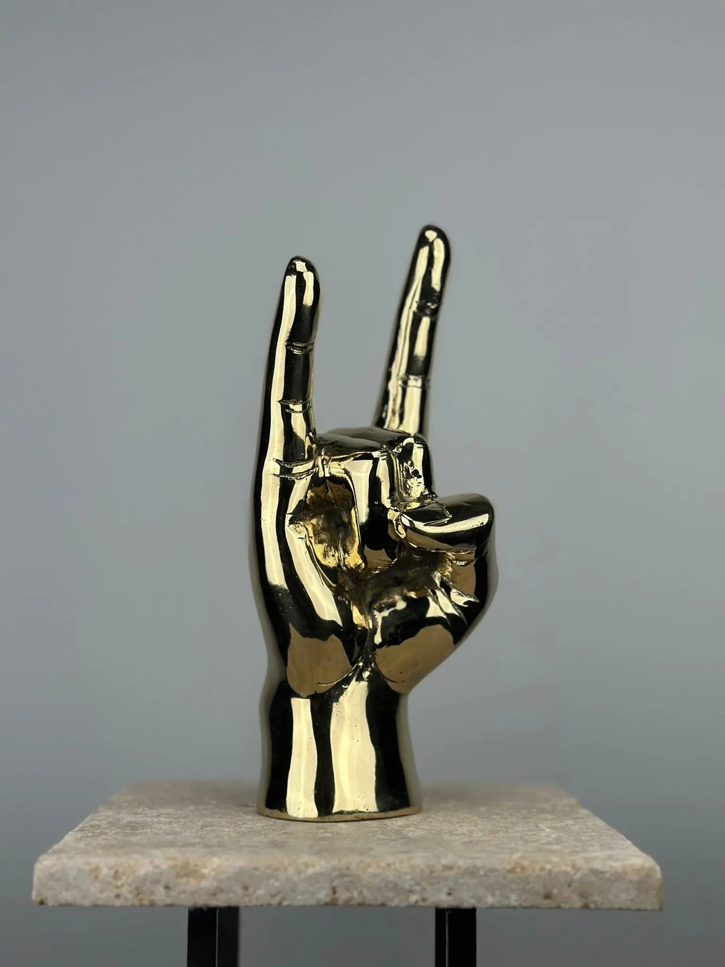 Sculpture de main rock en bronze doré TokoLausanne 