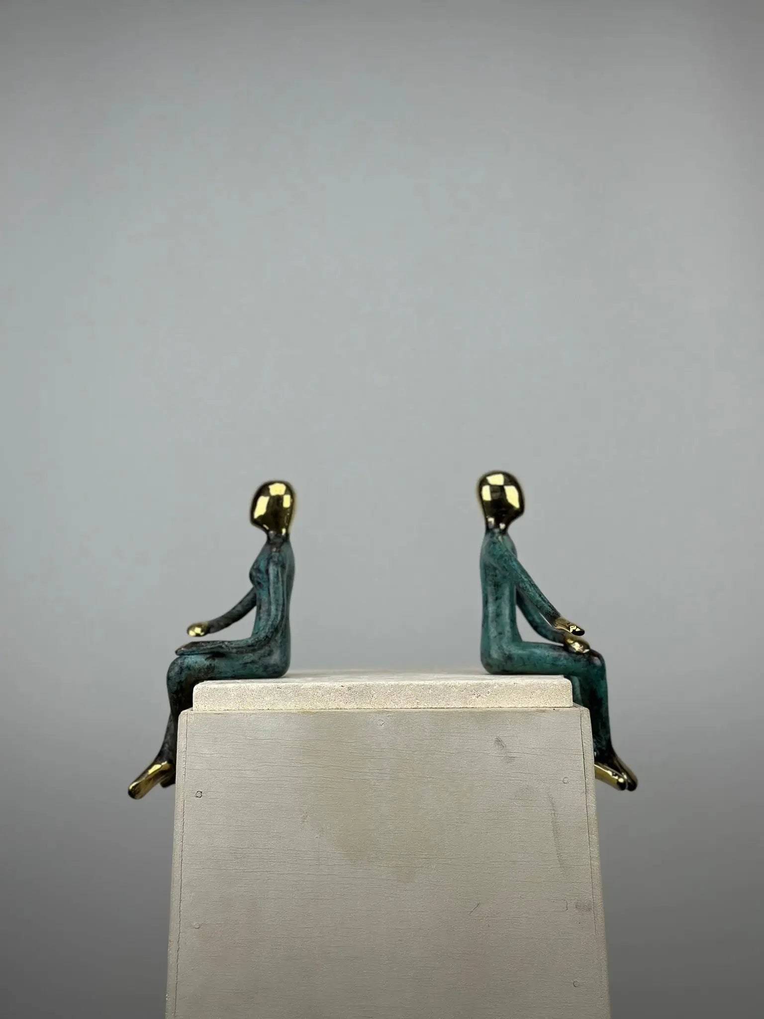 Sculpture du couple assis en bronze TokoLausanne 