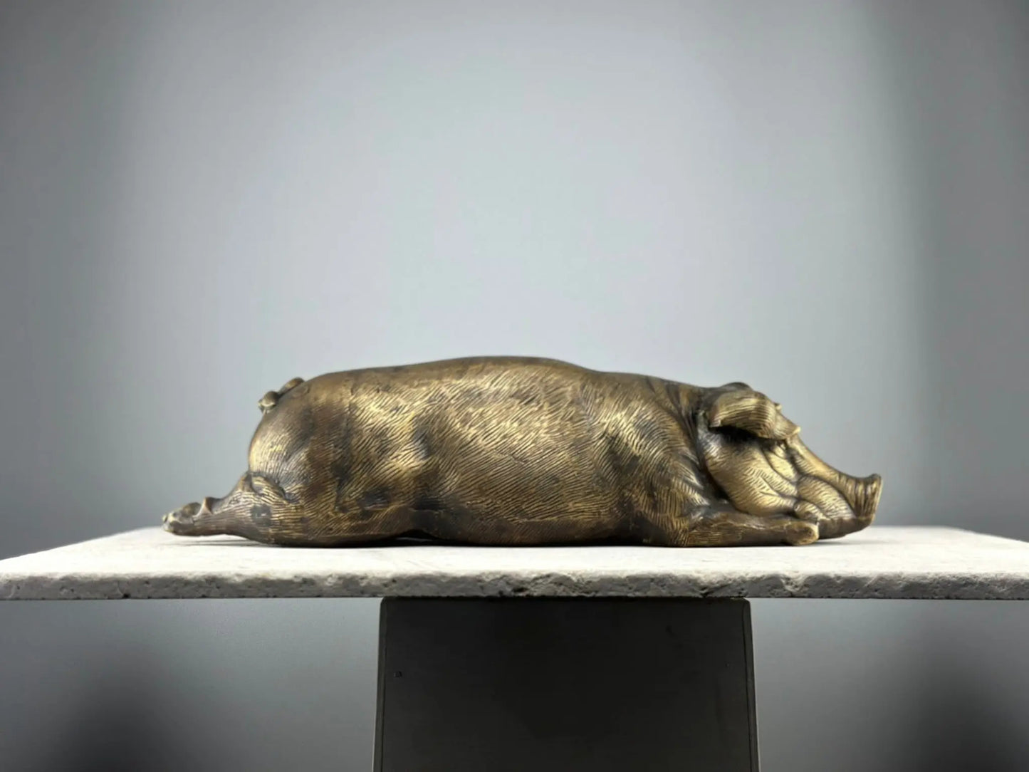 Cochon allongé en bronze TokoLausanne 